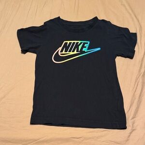 Nike Kids Tee with Vibrant Logo on Black - size 7